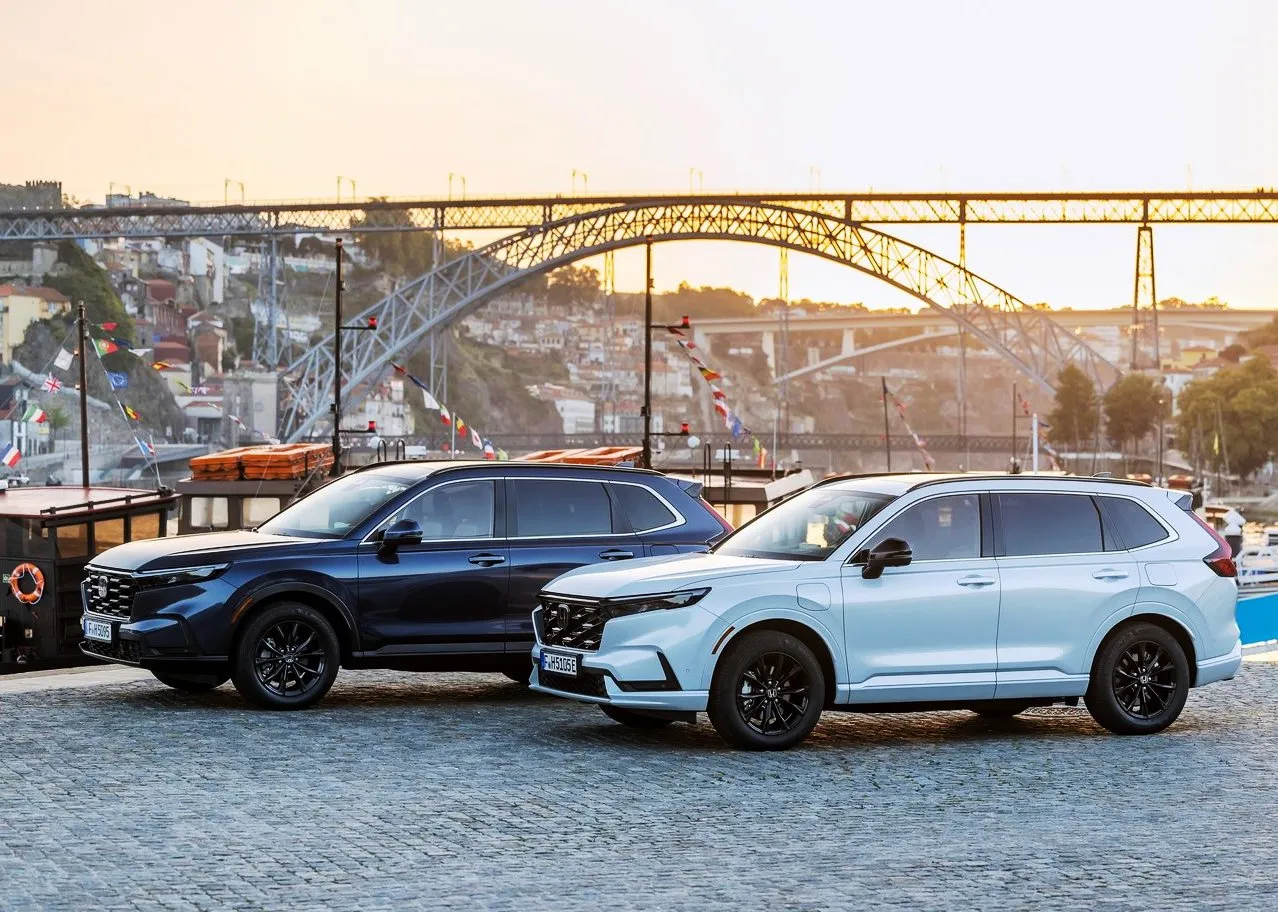 CR-V Platinum White Pearl and Blue Canyon