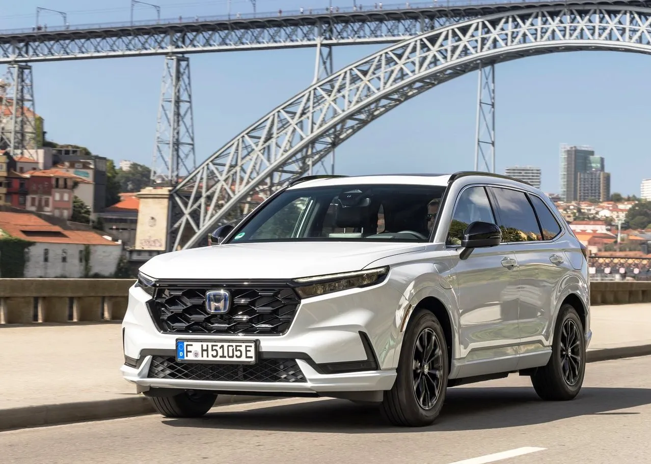 CR-V Shown in Platinum White Pearl