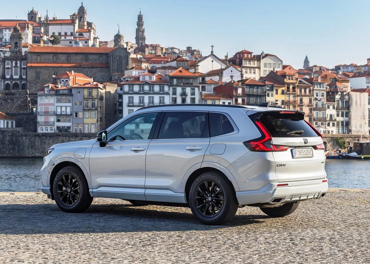 Honda CR-V Shown in Platinum White Pearl Paint Job